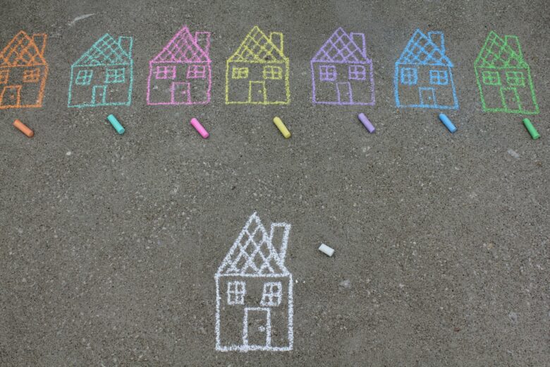 色とりどりのチョークで道路に描かれた家